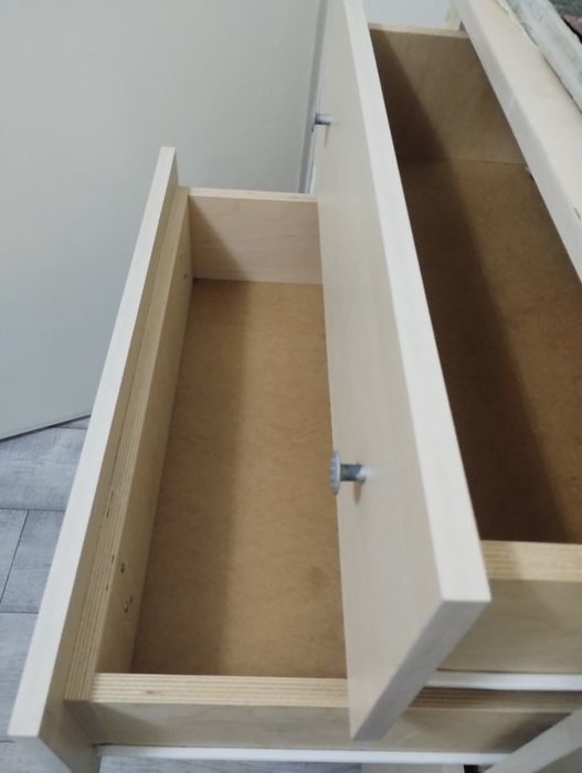 Продавам скрин с 4 чекмеджета