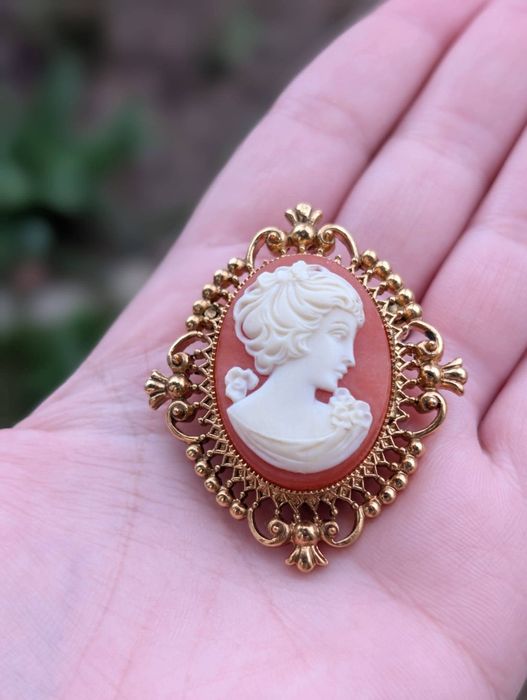 Veche brose camee, stil caseta, placata cu aur