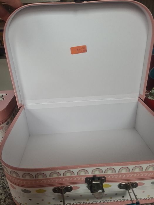 Продават се куфарчета