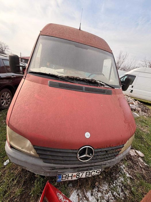 Vand masini pentru dezmembrai