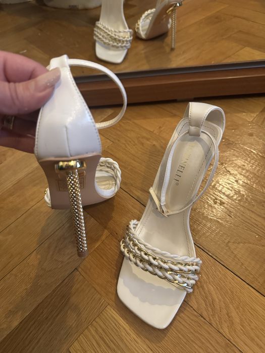 Sandale albe cu toc auriu