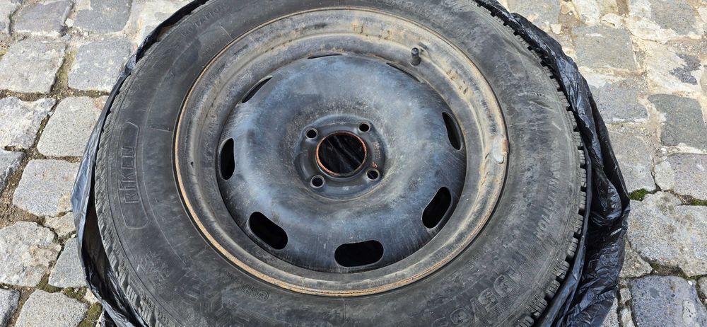 Продавам зимни гуми с железни джанти R15 - 4 броя
