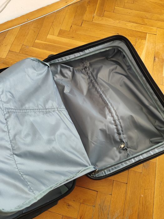 Нов куфар на четири колела