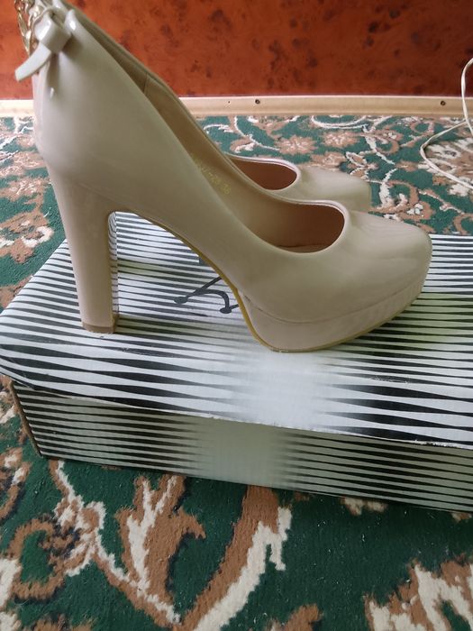 Tufli sotiladi 2 3 marta kiyilgan holos holati juda yaxshi  yangidek