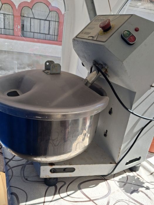Vind malaxor profesional amesteca 10 kg faina pentru cozonaci,  piine amesteca carne pt micietcpret 3700 negociabil