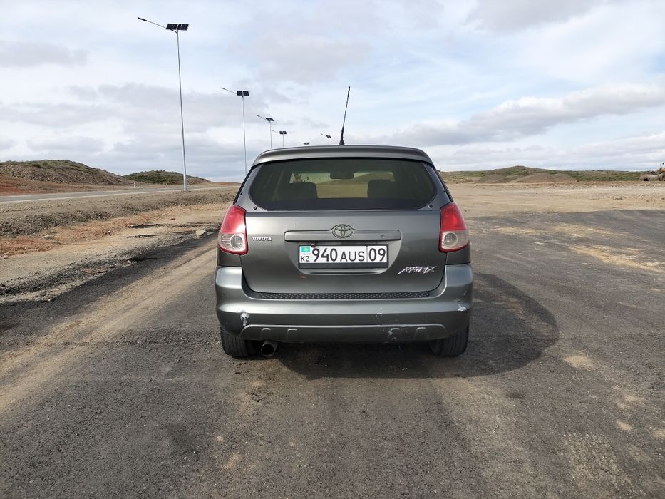 Toyota matrix 2004 года.