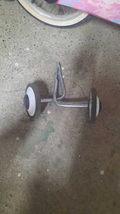 Bicicleta cu roti ajutatoare