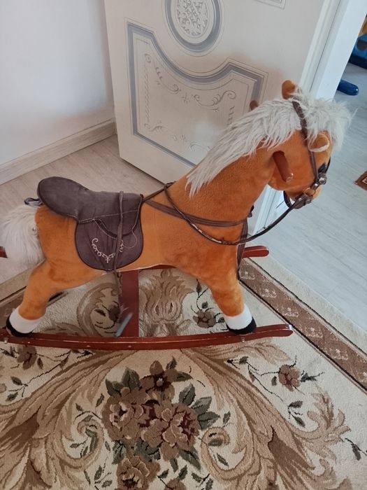 Игрушечная машина и лошадка