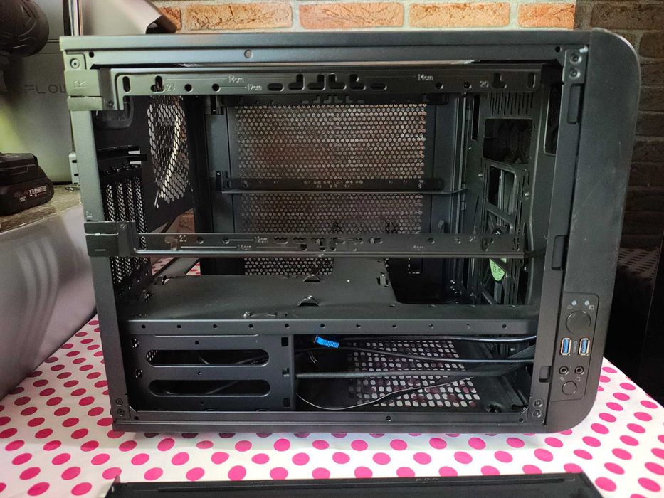 Carcasa PC Thermaltake Core V21 Cube.