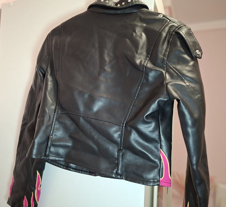 Продавам стилно дамско кожено яке с уникален и атрактивен дизайн.