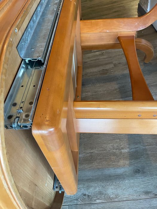 Vand masa extensibilă până la 8 persoane.