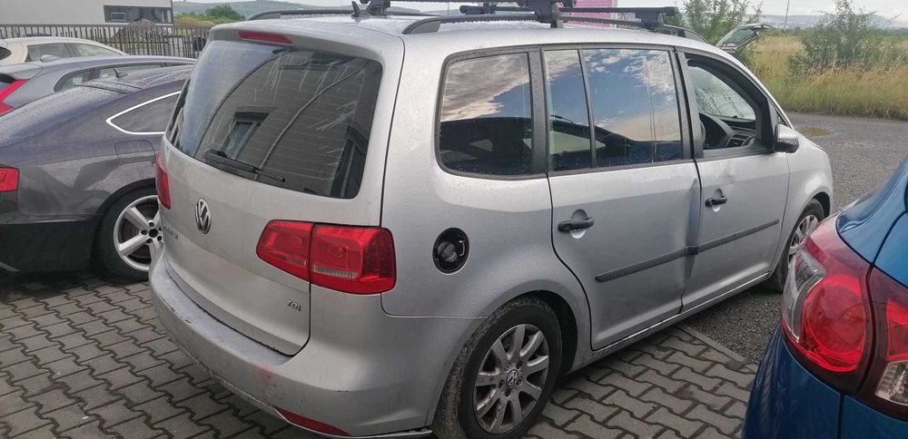 Dezmembrez Volkswagen Touran 1.6 d 2010