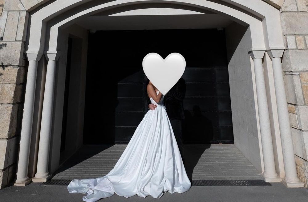 Продавам пищна булчинска рокля с кринолин, обличана само  за фотосесия