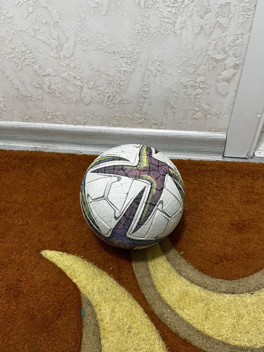 Футбольный кожанный мяч