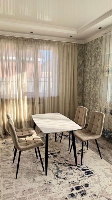 Стол и стулья. комплект