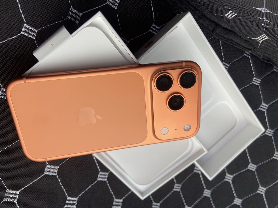 Iphone 17 про в оранжевом цвете