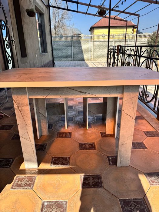 Новый кухонный стол и табуретки