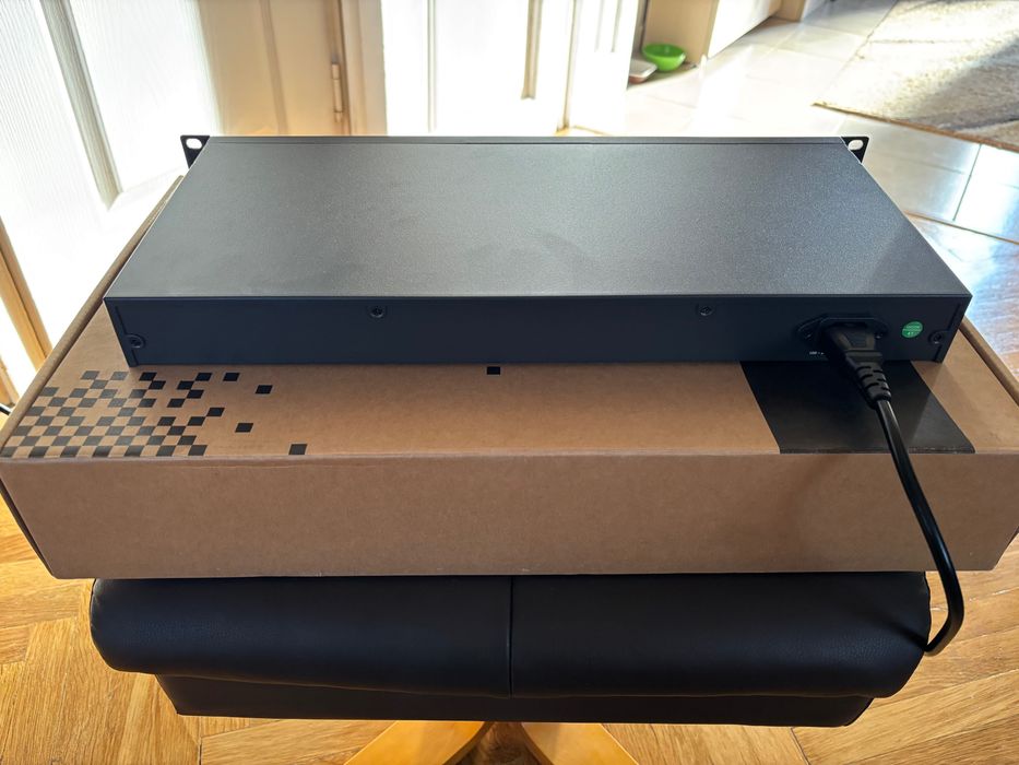 Ethernet Switch ST3124 Netis 24 Porturi 10/100Mbps Montabil in Rack