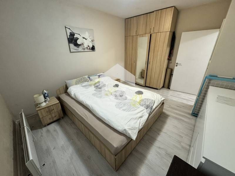 Ексклузивен тристаен обзаведен апартамент с открито паркомясто за прод