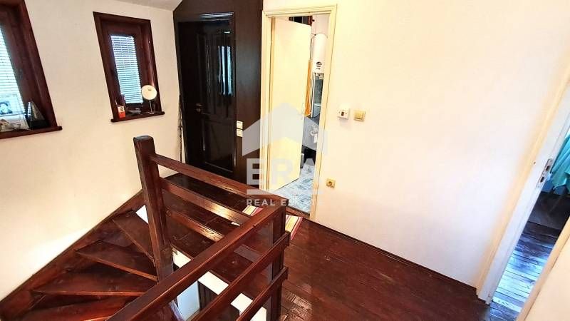 Ексклузивна, двуетажна, обзаведена къща за продажба, с гараж, зимна ос