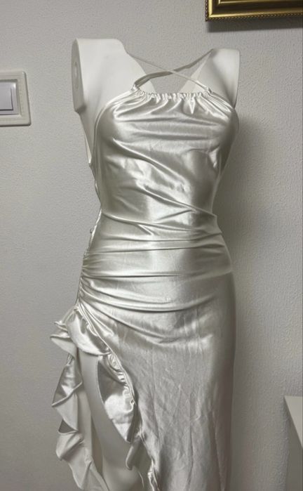 Rochie alba crepata pe picior