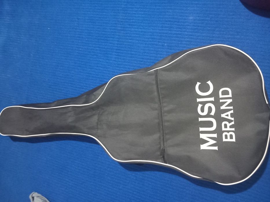 Akustik gitara sotiladi.Haqiqiy Indoneziyaniki.