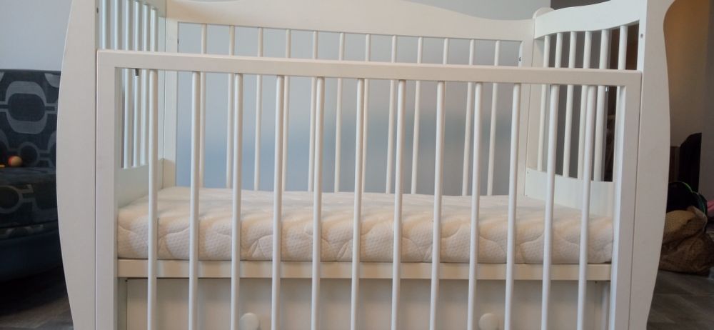 Манеж с матрасом и маятником