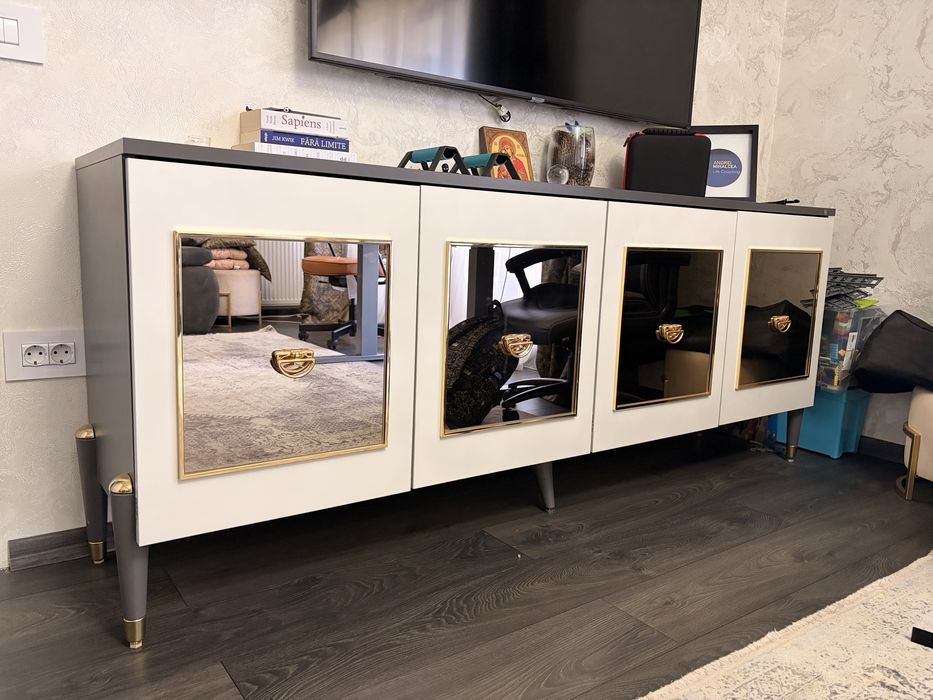 Vând comodă TV, dimensiuni generoase 200 x 45 x 80 cm (L x A x H), design modern-elegant, potrivită pentru living spațios.
