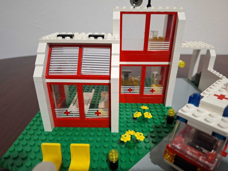 Lego 6380: Emergency Treatment Center (St. Mary's Hospital)