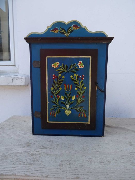 Dulapior taranesc din lemn vintage