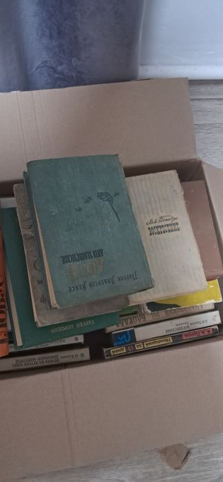 Продам. Книги,оптом. По всем ,вопросом ,звонить.