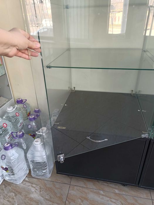 Срочно продам 2 стеклянных шкафа.