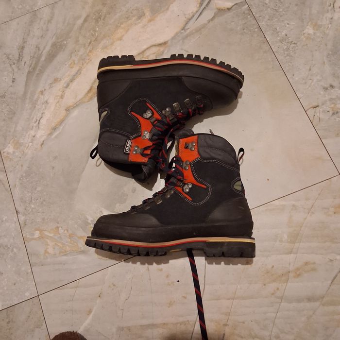 Bocanci trekking drumetie Meindl