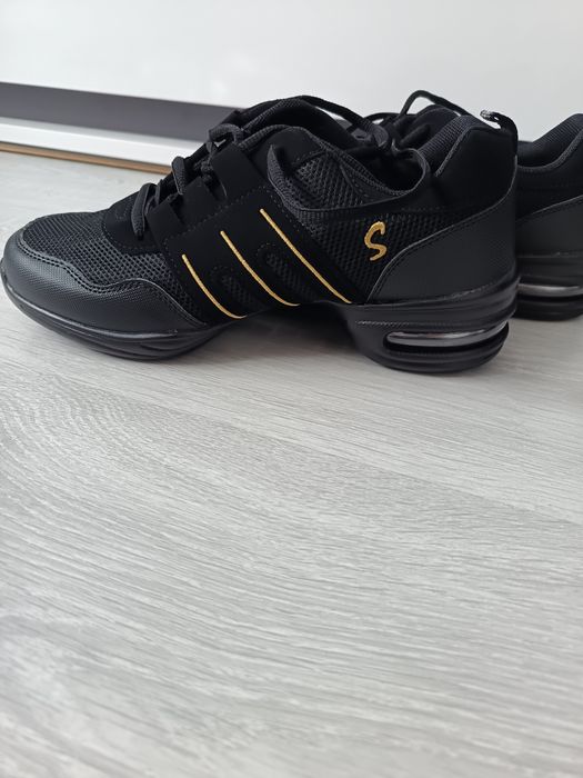 Маратонки за танци