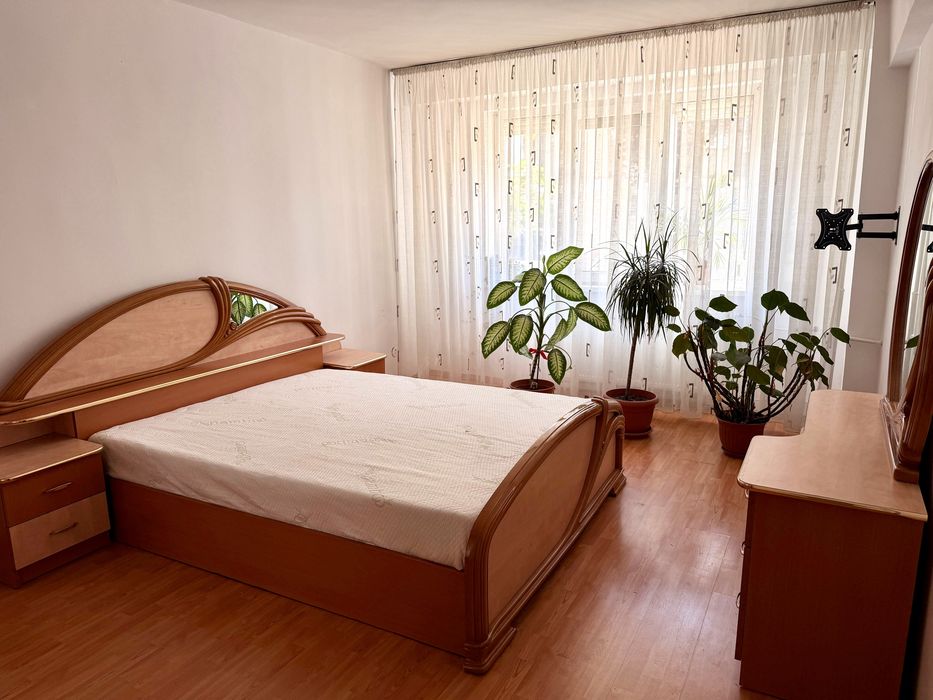 Inchiriez apartament 3 camere Decebal cu loc de parcare