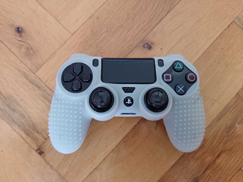 PS4 Slim с два джойстика и игри