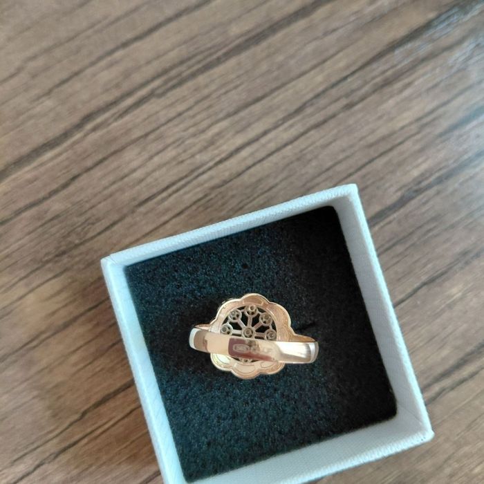 Золотая кольцо с бриллиантом