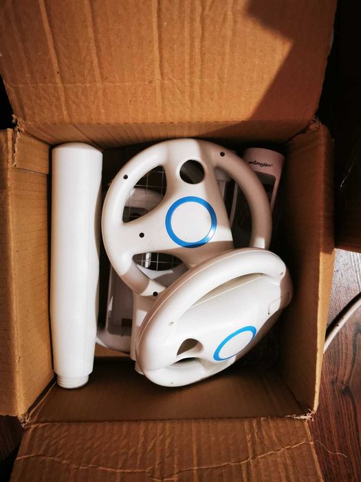 Vând 2 console Wii (alb și negru) + accesorii + jocuri integral (1200 de lei) sau separat (50-500 de lei)