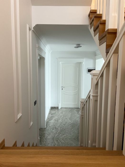 Uși la comanda din lemn masiv