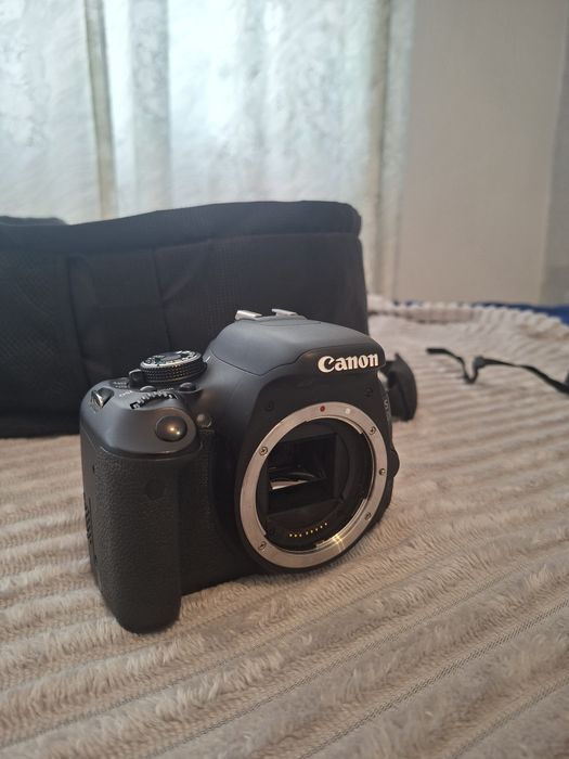 Aparat foto Canon EOS 600D + obiectiv 18-55 mm