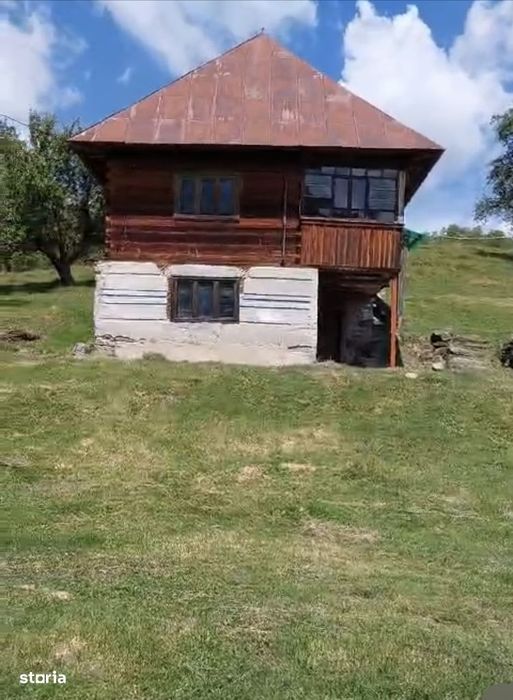 Casă tradițională cu 2000 mp Mogoș