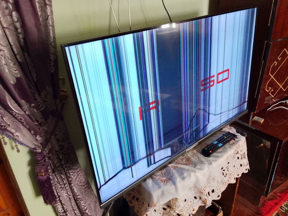 Telvizor sotiladi Rosso 2021 yil 43 talik Ekrani singan