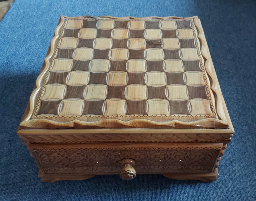 Шахматная доска в виде шкатулки