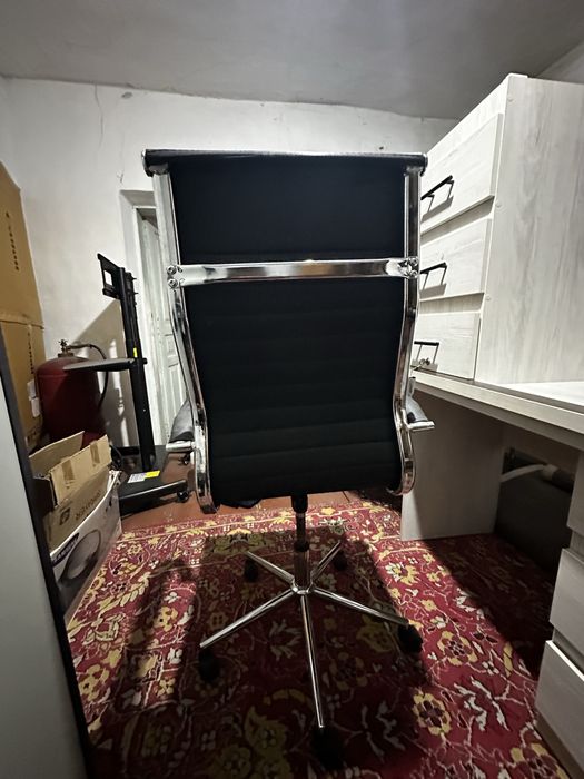 Продается письменый стол в хорошим состоянием Срочно