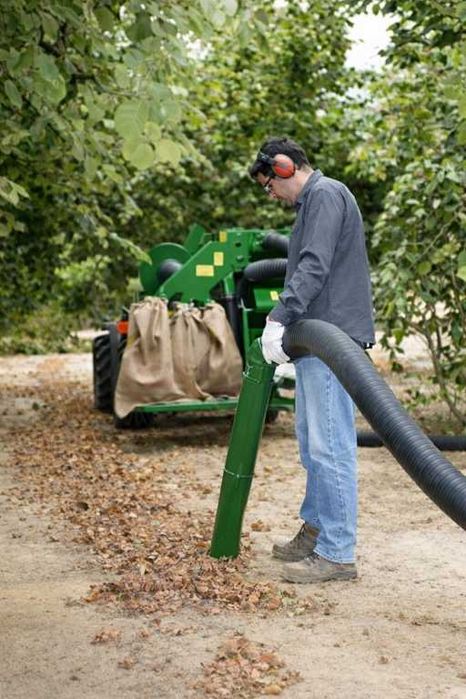 Mașină profesională pentru recoltat alune, nuci, castane și migdale – cuplare la tractor