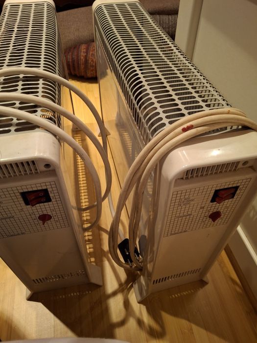 Vând pătuț, scaun solide ,hăinuțe, pat de 1m/2m