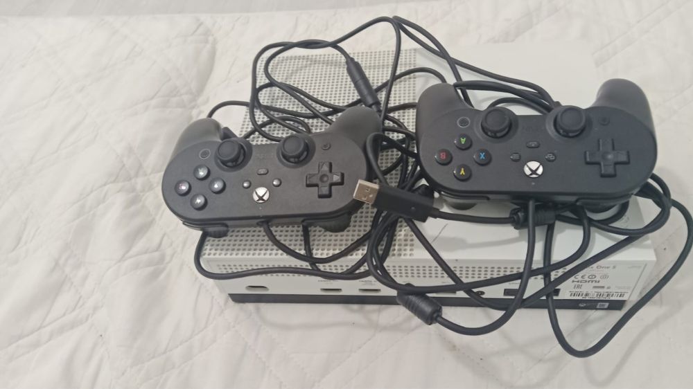 Продам приставку xbox one s