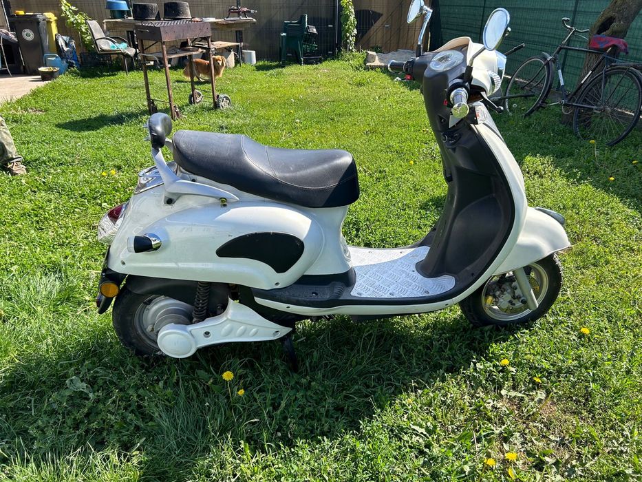 Scuter electric model vespa