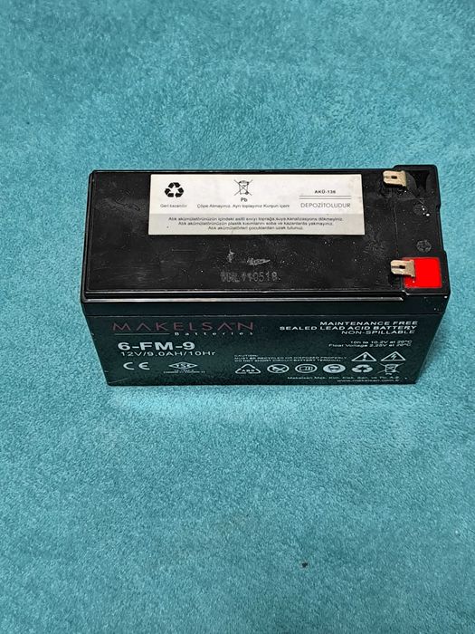 Baterie pentru scuter sau trotineta, de 12 V si 9A, cu statie de incarcat