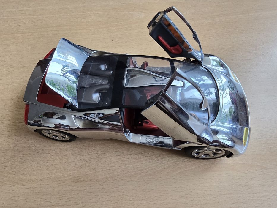 Vand macheta scara 1/18 Audi Avus crom producator Revell